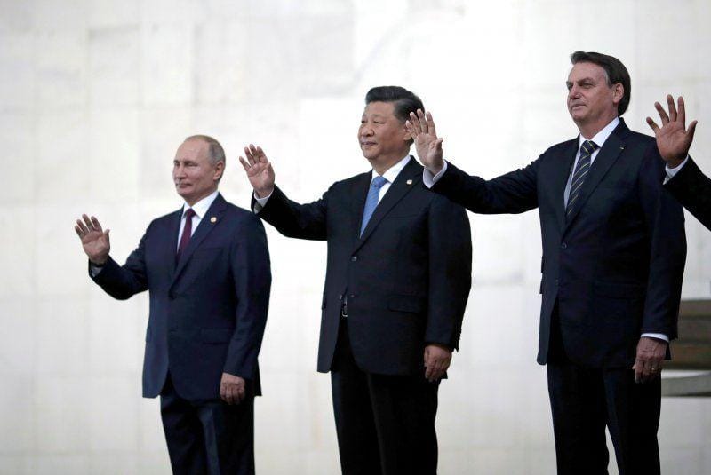 Presiden Brazil Jair Bolsonaro, Presiden Rusia Vladimir Putin dan Presiden Tiongkok Xi Jinping, berpose untuk foto bersama saat mereka tiba untuk KTT BRICS di Brasilia, Brazil, pada 14 November 2019. ANTARA FOTO/REUTERS/Ueslei Marcelino