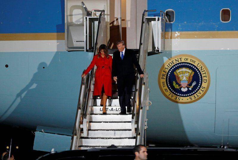 Presiden Amerika Serikat Donald Trump dan Ibu Negara Melania Trump tiba di bandara Stansed, menjelang KTT NATO di Stansed, Inggris, pada 2 November 2019. ANTARA FOTO/REUTERS/Peter Nicholls
