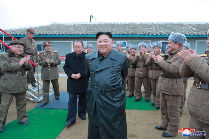 Pemimpin Korea Utara Kim Jong-un meninjau uji sistem peluncuran roket ganda super besar dalam gambar tanpa tanggal yang dirilis Kantor Berita Pusat Korea Utara (KCNA) pada 28 November 2019. ANTARA FOTO/KCNA via REUTERS