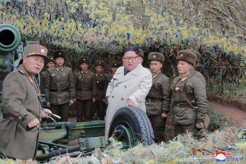Pemimpin Korea Utara Kim Jong-un mengunjungi posisi pertahanan Changrindo di bagian barat, dalam foto tidak bertanggal yang disiarkan oleh Pusat Agensi Berita Korea Utara (KCNA) pada 25 November 2019. ANTARA FOTO/KCNA via REUTERS