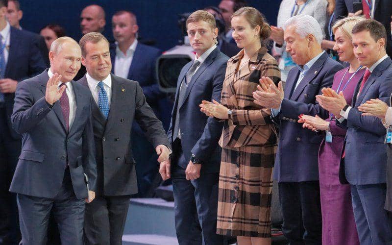 Presiden Rusia Vladimir Putin dan Perdana Menteri Rusia Dmitry Medvedev masuk ke ruangan saat Kongres Partai Rusia Bersatu ke-19 di Moscow, Rusia,pada 23 November 2019.  ANTARA FOTO/Sergei Ilnitsky/Pool via REUTERS