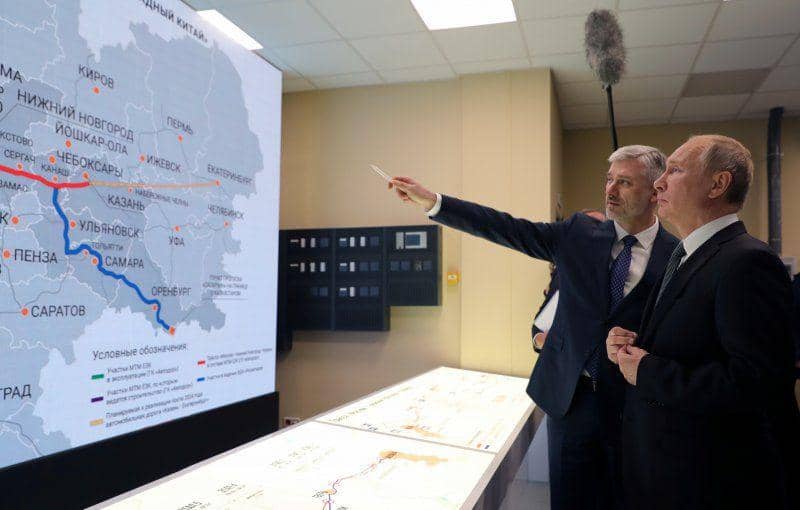 Presiden Rusia Vladimir Putin mendengarkan Menteri Transportasi Yevgeny Ditrikh saat upacara pembukaan M11 Moscow, jalur tol St. Petersburg di Saint Petersburg, Rusia, pada 27 November 2019. ANTARA FOTO/Sputnik/Mikhail Klimentyev/Kremlin via REUTERS