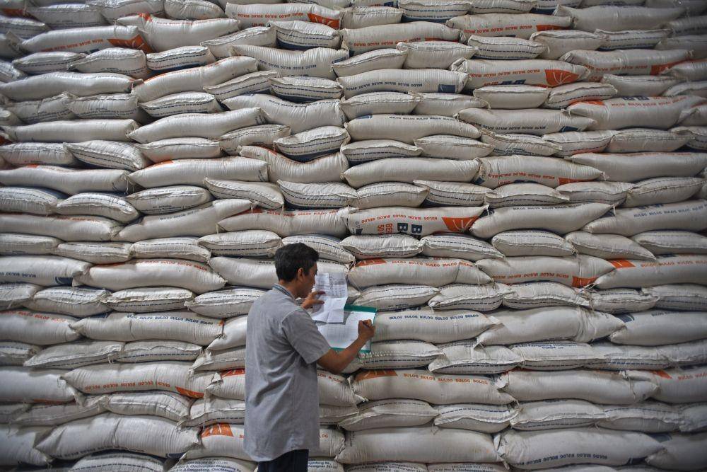 Ilustrasi beras di gudang bulog (ANTARA FOTO/Asep Fathulrahman)