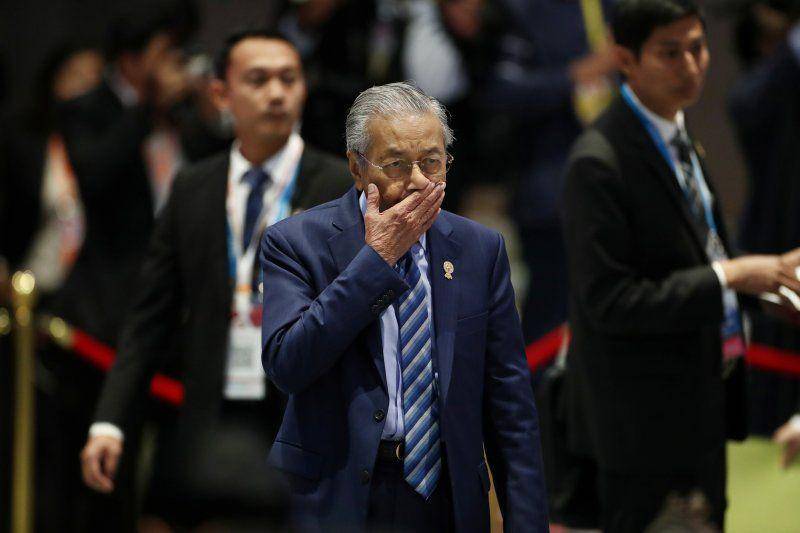 Perdana Menteri Malaysia Mahathir Mohamad tiba untuk sidang pleno KTT ASEAN di Bangkok, Thailand, pada 2 November 2019. ANTARA FOTO/REUTERS/Athit Perawongmetha