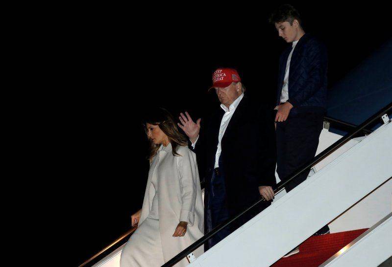 Presiden Amerika Serikat Donald Trump, Ibu Negara Melania Trump dan putra mereka Barron menuruni tangga pesawat Air Force One saat tiba di Pangkalan Udara Andrews usai liburan Thanksgiving, di Maryland, Amerika Serikat, pada 1 Desember 2019. ANTARA FOTO/REUTERS/Yuri Gripas