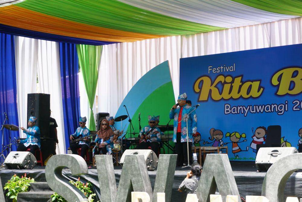 Grup band Almumtaz saat tampil di peringatan hari disabilitas internasional di Banyuwangi. IDN Times/Mohamad Ulil Albab