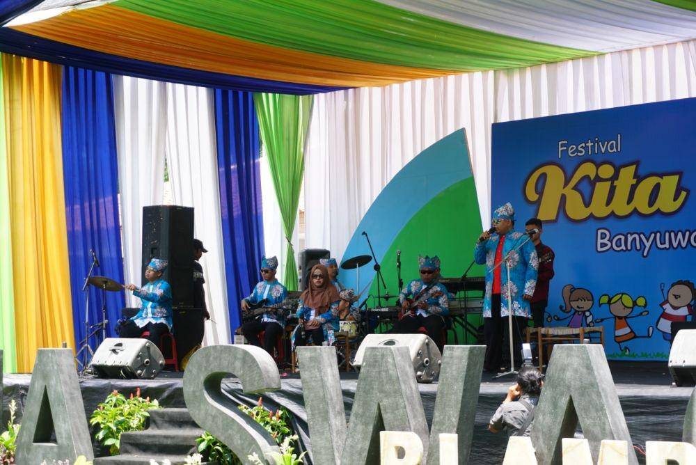 Grup band Almumtaz saat tampil di peringatan hari disabilitas internasional di Banyuwangi. IDN Times/Mohamad Ulil Albab