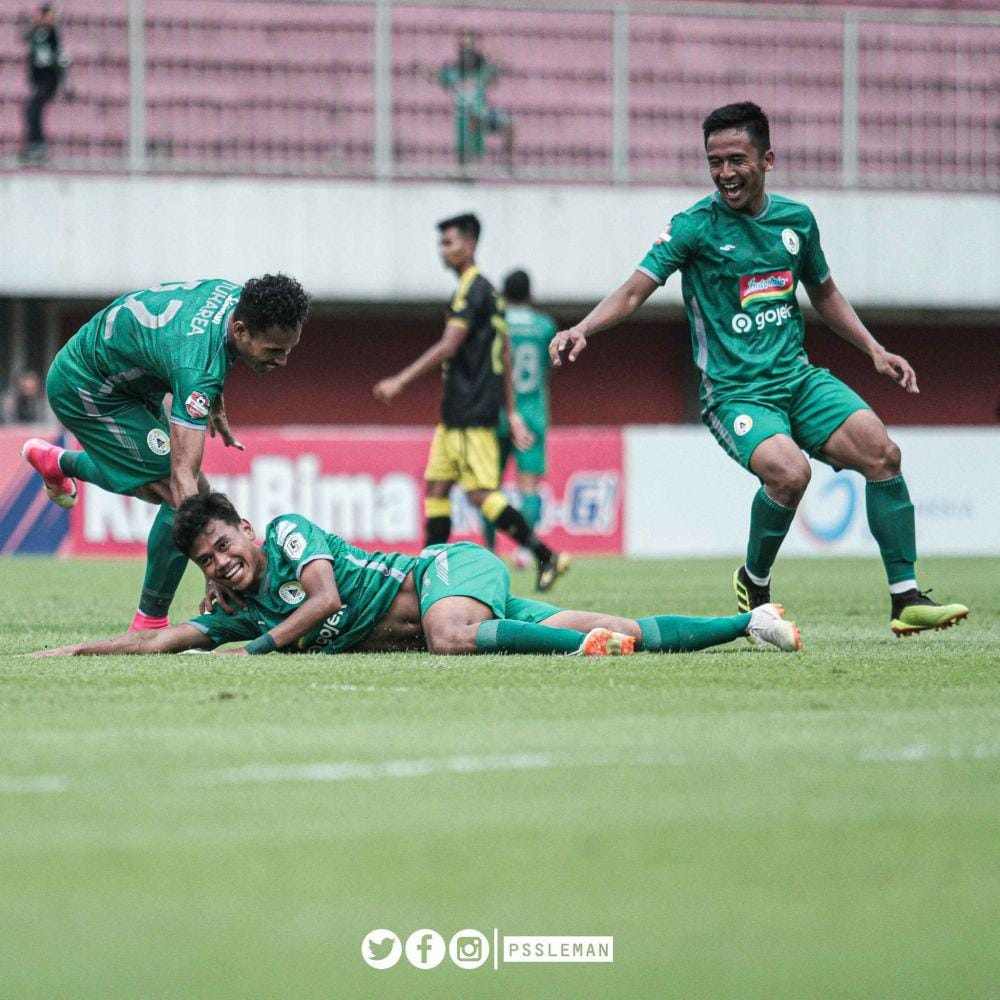 Ocvian Chanigio terjatuh saat lakukan selebrasi gol. Twitter/@pssleman
