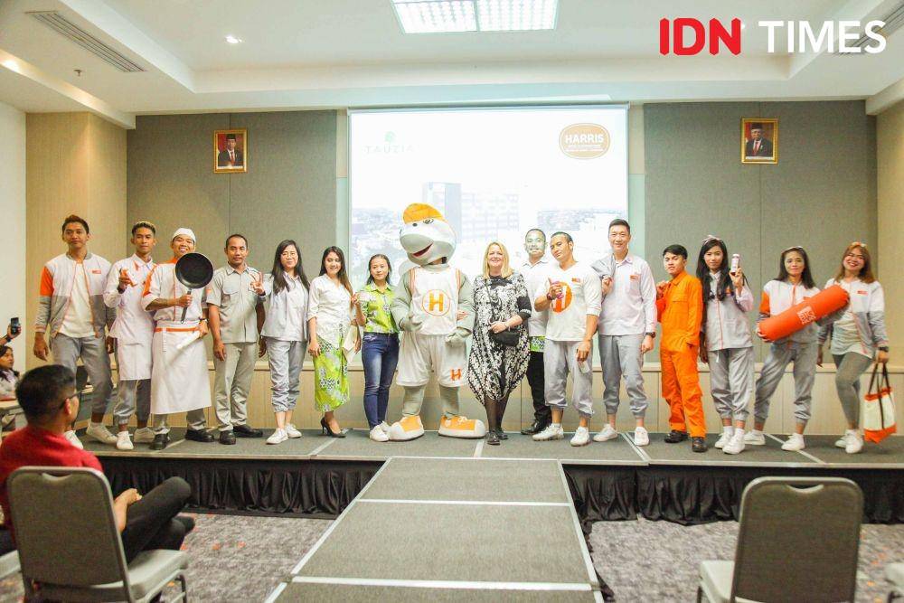 General Manager Harris Hotel & Conventions Bundaran Satelit, Virginie Tutin Sandstrom saat mengenalkan seragam terbaru dari Harris Hotel (3 Desember 2019). IDN Times/Reza Iqbal