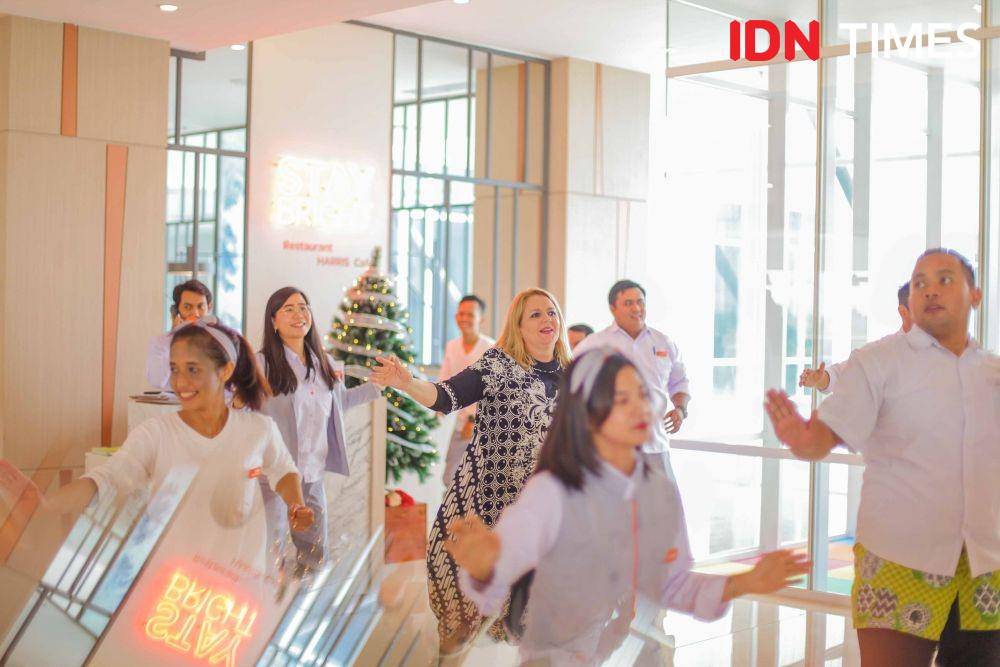 General Manager Harris Hotel & Conventions Bundaran Satelit, Virginie Tutin Sandstrom saat melakukan Harris Move (3 Desember 2019). IDN Times/Reza Iqbal