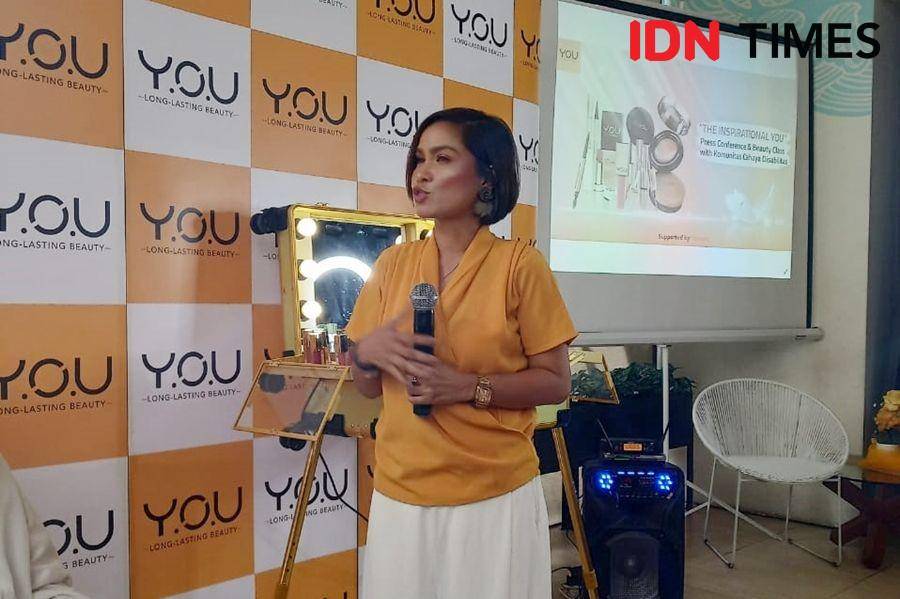 Hasniah menjelaskan langkah-langkah makeup yang dipraktekkannya pada acara The Inspirational YOU di Hong Kong Cafe. 3 Desember 2019. IDN Times/Febriyanti Revitasari