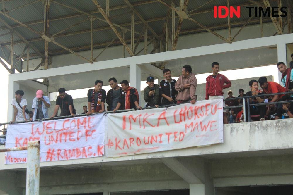 Suporter Karo United (IDN Times/Doni Hermawan)