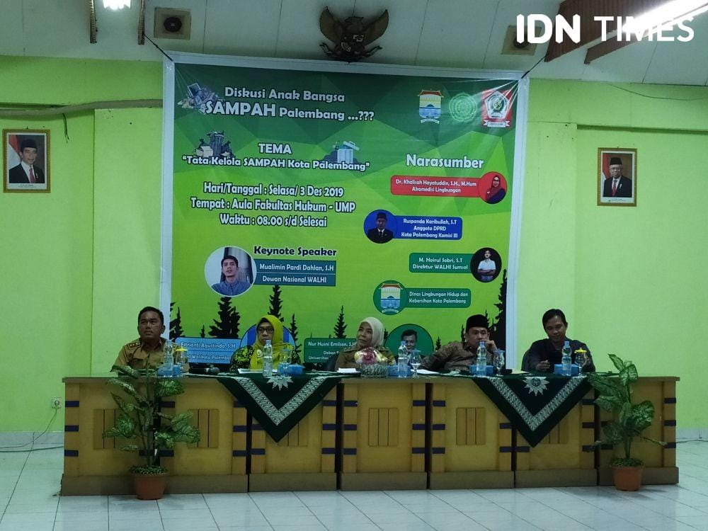 Dikusi kegiatan tata kelola sampah Palembang bersama Dewan Nasional Wahana Lingkungan Hidup (Walhi) Mualimin Pardi Dahlan (IDN Times/Feny Maulia Agustin)