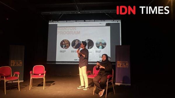 Alwan Brilian dan Mada sebagai penerjemah bahasa isyarat membuka acara The Feeling of Reality. IDN Times/Rijalu Ahimsa