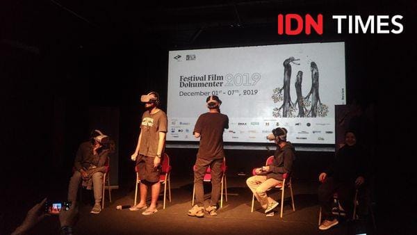 Perwakilan pengunjung mencoba teknologi VR pada film dokumenter - IDN Times/Rijalu Ahimsa