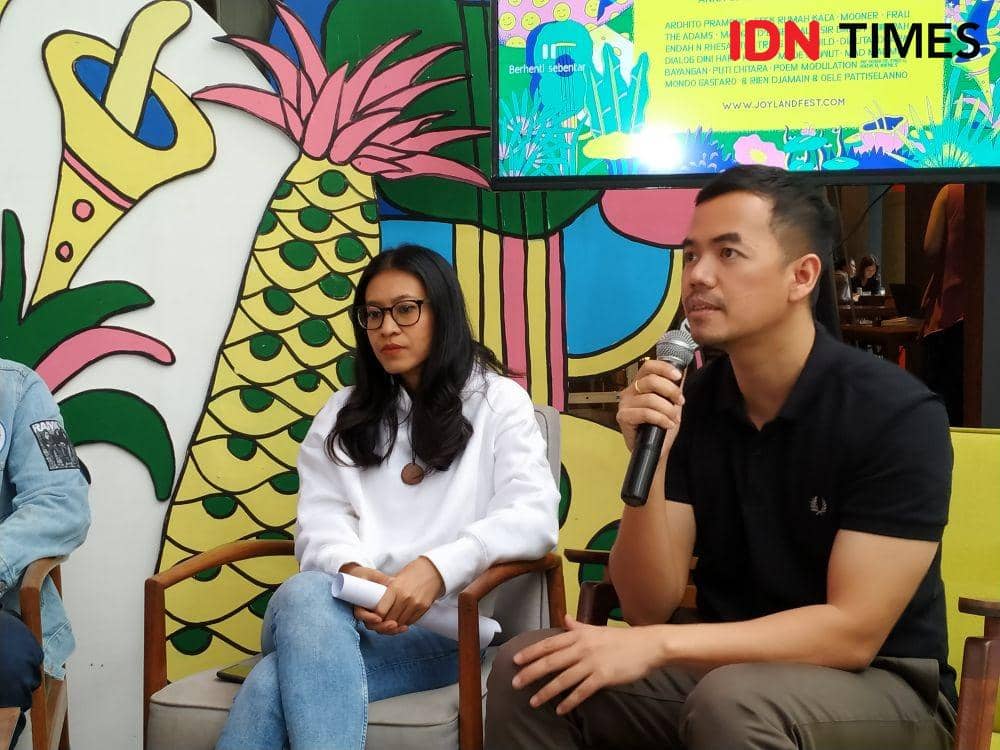 (kiri) Program Director Joyland Festival, Ferry Dermawan dalam press conference Joyland Festival 2019 di Jakarta. 3 Desember 2019. IDN Times/Nadia Umara