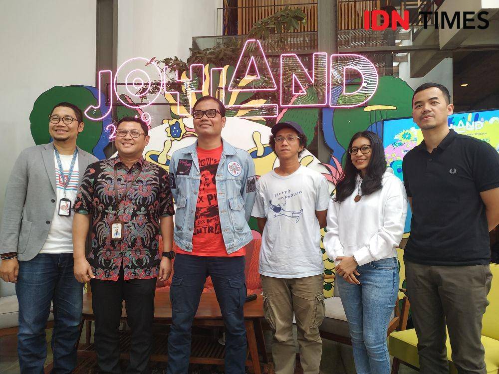 (ki-ka) Head of Event & Community LinkAja, Taufik Indra Wardhana; Vice President HIMBARA, Rudi As Aturridha; Soleh Solihun; Anggun Priambodo; Endah dari Endah N Rhesa; Program Director Joyland Festival, Ferry Dermawan dalam press conference Joyland Festival 2019 di Jakarta. 3 Desember 2019. IDN Times/Nadia Umara