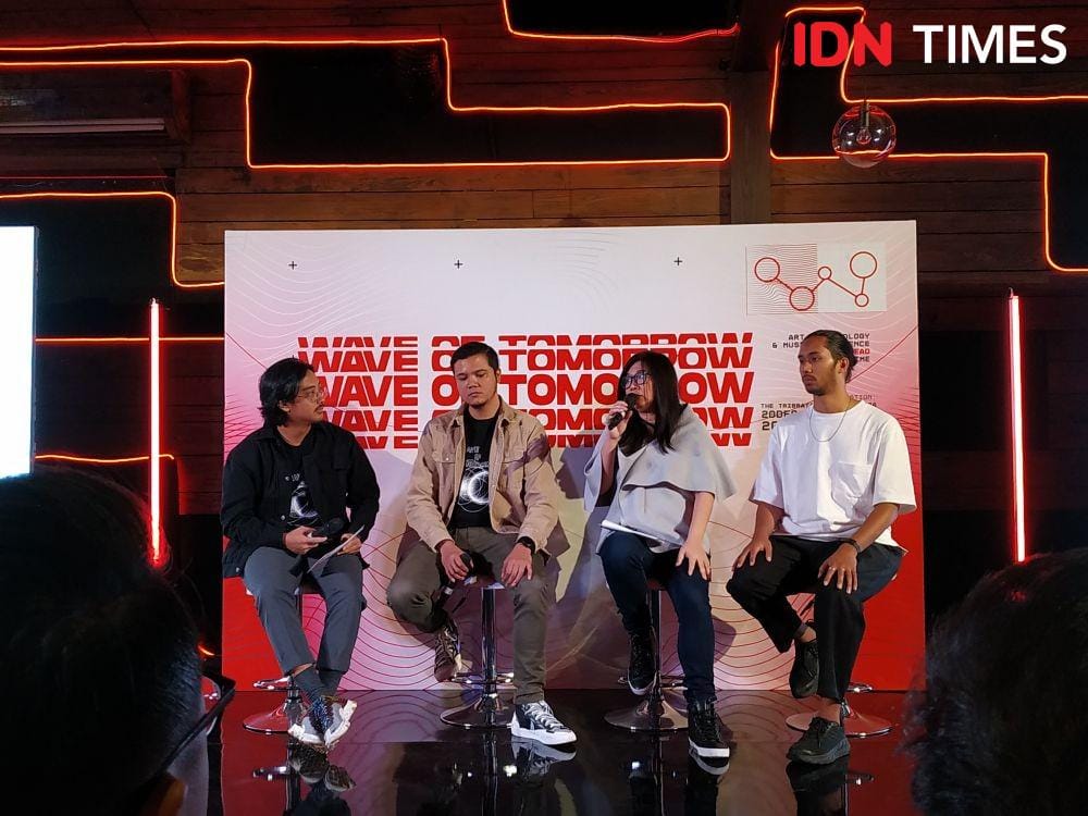 (pegang mic) Art Curator, Mona Liem dalam press conference Wave of Tomorrow di Jakarta. 3 Desember 2019. IDN Times/Nadia Umara
