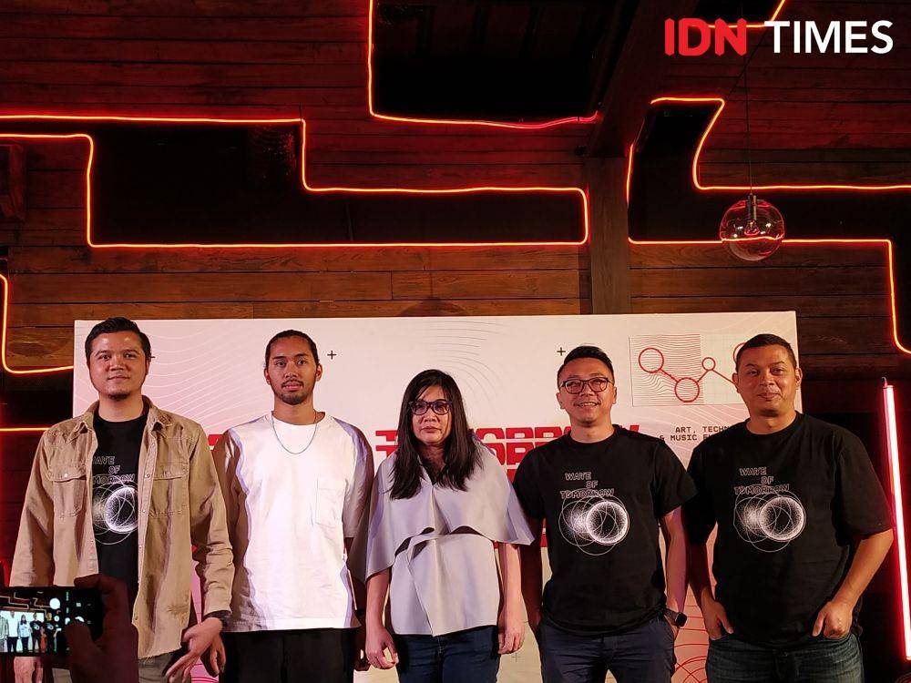 (ki-ka) President Commissioner Level 7, Adrian Subono; Music Curator, Xandega Studiorama; Art Curator, Mona Liem; CEO Sembilan Matahari, Adi Panuntun; dan Rubi Roesli dalam press conference Wave of Tomorrow di Jakarta. 3 Desember 2019. IDN Times/Nadia Umara