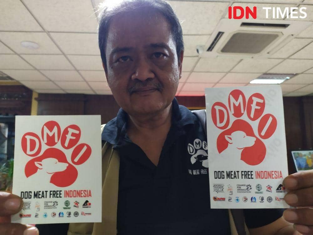 Poster Dog Meat Free Indonesia saat ditunjukan seorang aktivis. IDN Times/Fariz Fardianto