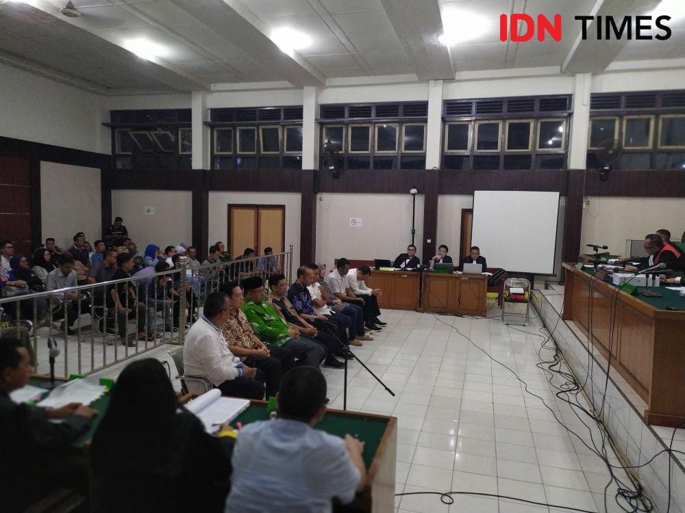 Sidang kasus OTT Bupati Muara Enim berlanjut hingga malam hari (IDN Times/Rangga Erfizal)