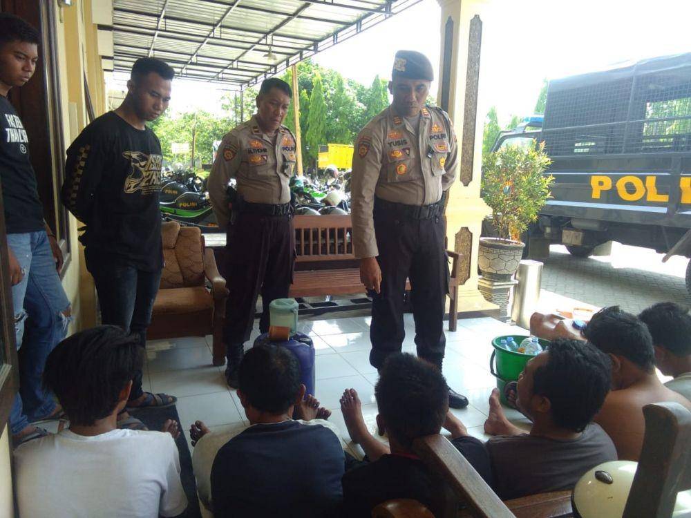 Petugas kepolisian Polres Bojonegoro mengamankan delapan orang yang tengah pesta miras. IDN Times/Istimewa