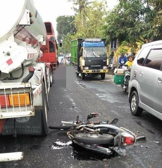 Truk tangki bbm tabrak pengendara sepeda motor hingga tewas. Facebook/Fajhar Subekti
