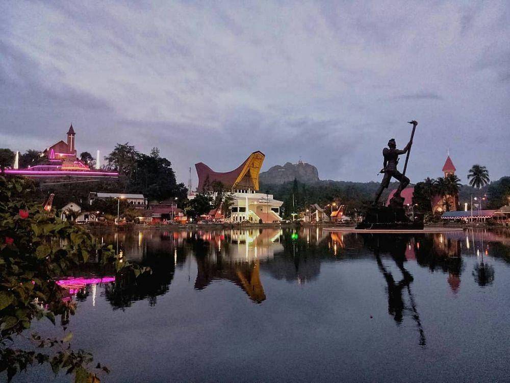 Pemandangan dari Kolam Makale, salah satu destinasi wisata di Kabupaten Toraja, Sulawesi Selatan
