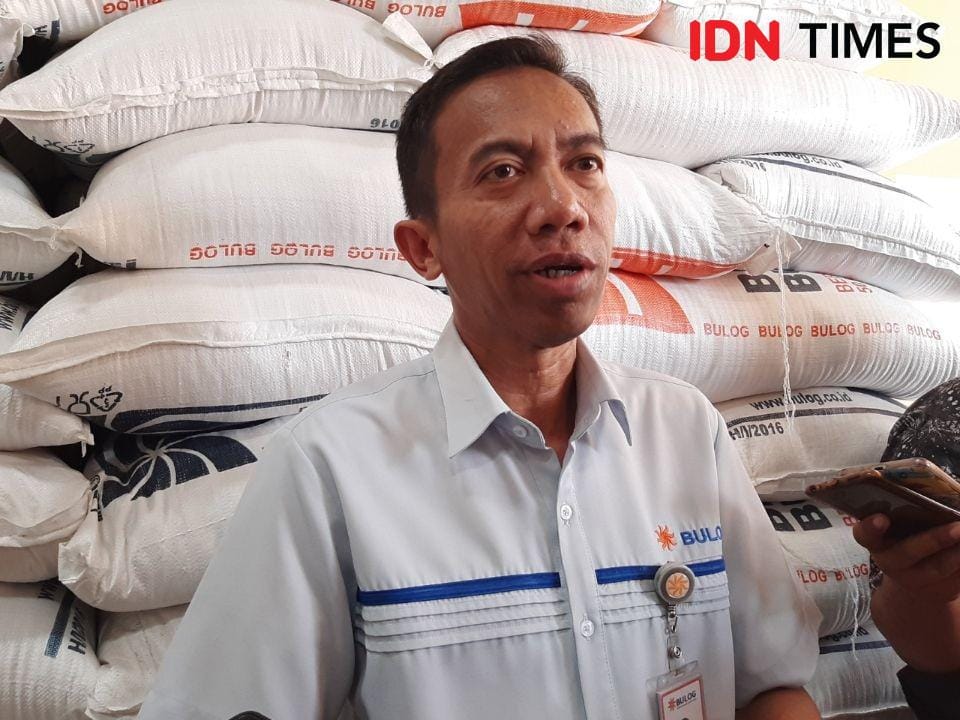 Kepala Kanwil Perum Bulog DIY, Juaheni memaparkan ketersediaan stok beras jelang Natal dan Tahun Baru untuk wilayah Yogyakarta dan sekitarnya, Rabu (4/12/2019). IDNTimes/Holy Kartika