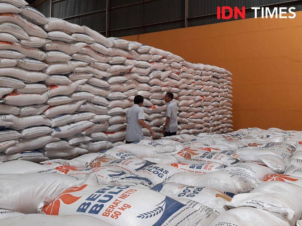 Pantauan stok beras jelang Natal dan Tahun Baru di Gudang Bulog Purwomartani, Rabu (4/12/2019). IDNTimes/Holy Kartika