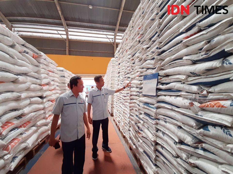 Pantauan stok beras jelang Natal dan Tahun Baru di Gudang Bulog Purwomartani, Rabu (4/12/2019). IDNTimes/Holy Kartika