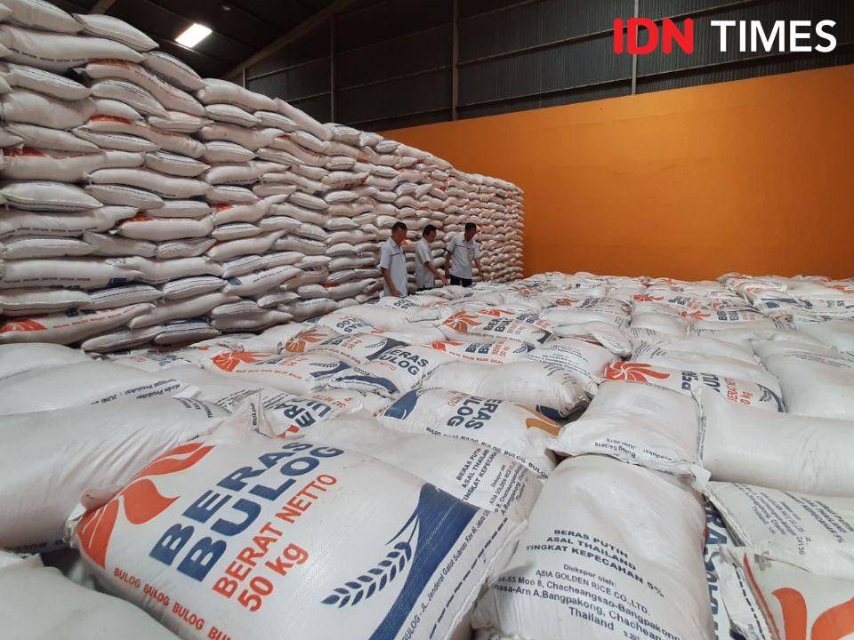 Pantauan stok beras jelang Natal dan Tahun Baru di Gudang Bulog Purwomartani, Rabu (4/12/2019). IDNTimes/Holy Kartika