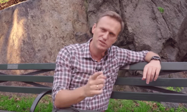 Aleksei A. Navalny, pemimpin oposisi Rusia, duduk di atas bangku taman di Central Park, New York City, Amerika Serikat, yang ia sebut didanai oleh reporter TV Rusia dan didedikasikan untuk kekasihnya yang merupakan bos bank terbesar kedua milik pemerintah Rusia. YouTube