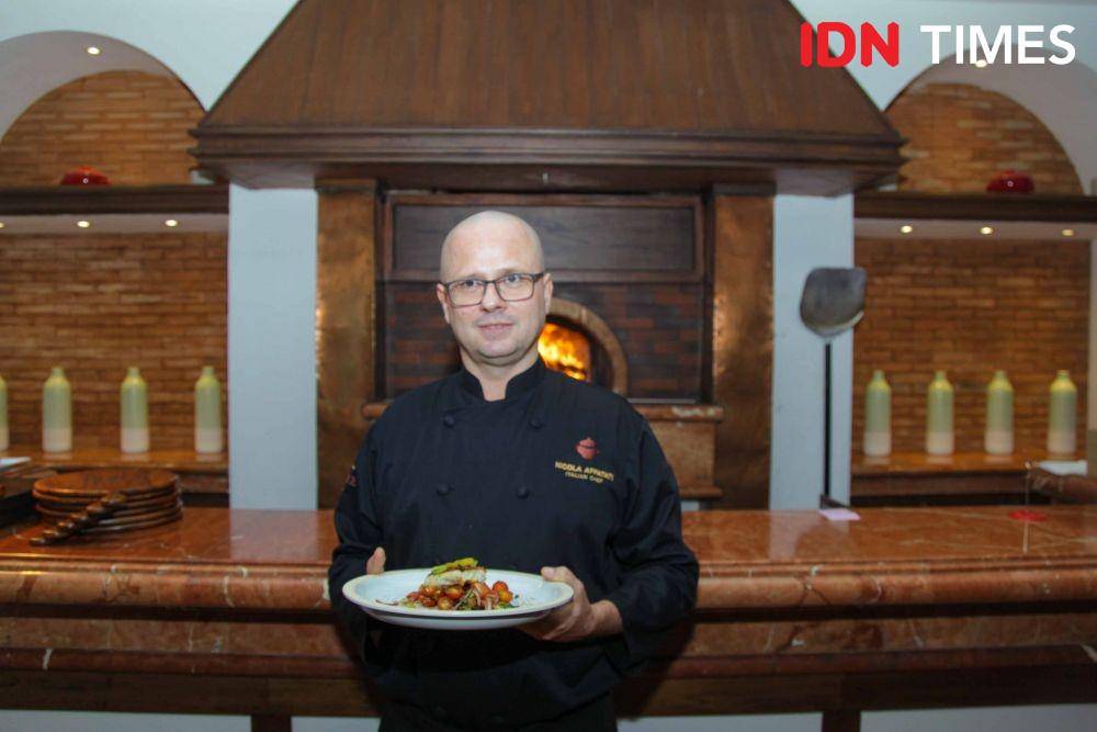 Italian Chef Nicola Affatati saat menunjukan menu spesial dari Sapore Osteria di Shangri-La Hotel Surabaya (2 Desember 2019). IDN Times/Reza Iqbal