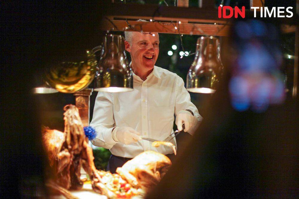 General Manager Shangri-La Hotel Surabaya, Jonathan Reynolds saat memotong kalkun di Jamoo Restaurant, Shangri-La Surabaya (2 Desember 2019). IDN Times/Reza Iqbal