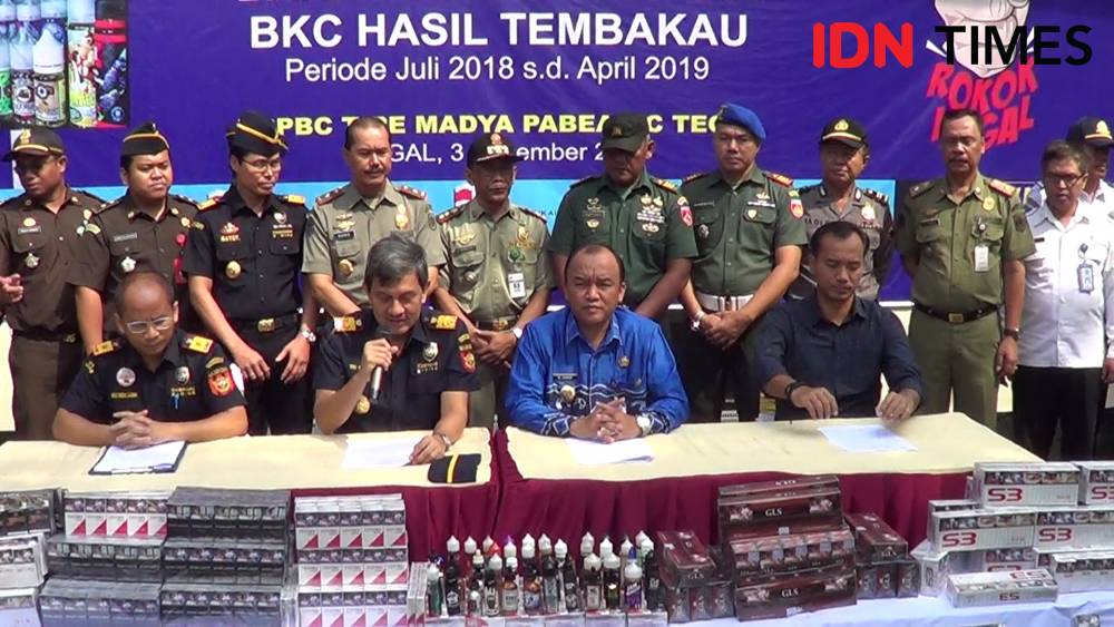 Sebanyak 4,1 juta batang rokok ilegal berbagai merek dan 658 botol liquid vape (rokok elektrik) dimusnahkan Bea Cukai Tegal, Selasa (3/12) siang. IDN Times/Haikal Adithya