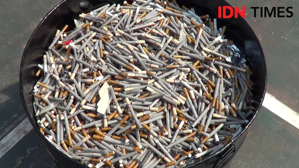 Sebanyak 4,1 juta batang rokok ilegal berbagai merek dan 658 botol liquid vape (rokok elektrik) dimusnahkan Bea Cukai Tegal, Selasa (3/12) siang. IDN Times/Haikal Adithya