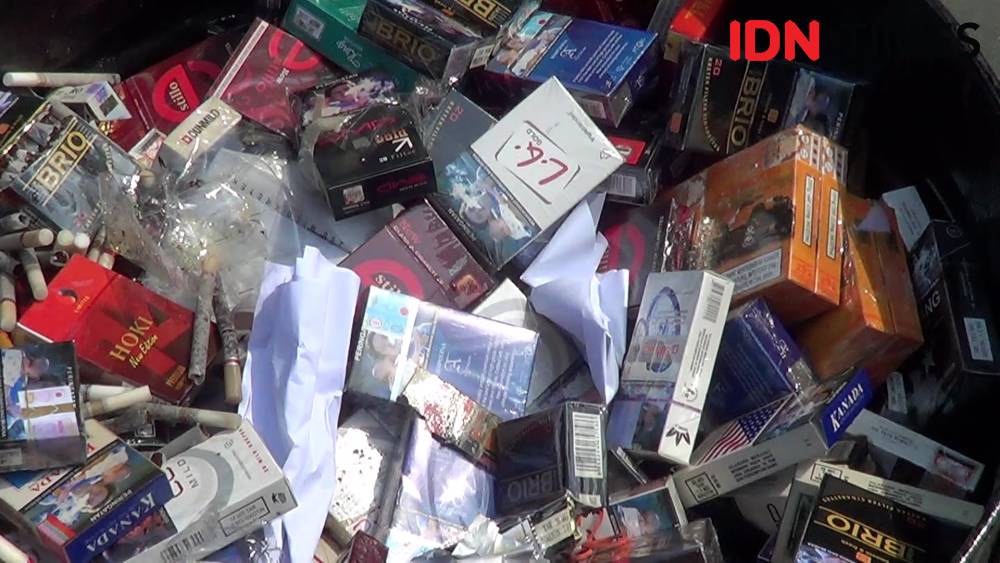 Sebanyak 4,1 juta batang rokok ilegal berbagai merek dan 658 botol liquid vape (rokok elektrik) dimusnahkan Bea Cukai Tegal, Selasa (3/12) siang. IDN Times/Haikal Adithya