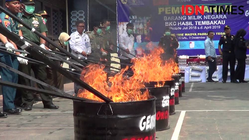 Sebanyak 4,1 juta batang rokok ilegal berbagai merek dan 658 botol liquid vape (rokok elektrik) dimusnahkan Bea Cukai Tegal, Selasa (3/12) siang. IDN Times/Haikal Adithya