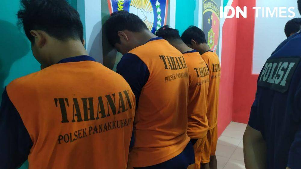 Empat tersangka penyerangan Kampus Unifa diamankan di Mako Polsek Panakkukang, Selasa (3/12) / Sahrul Ramadan