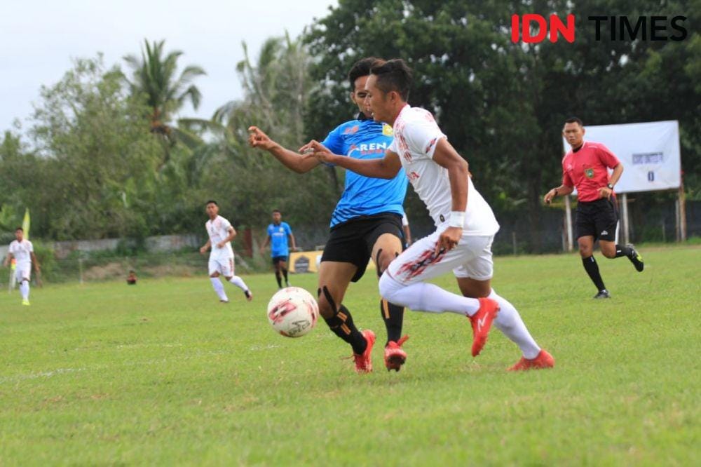 Willyando melewati pemain PSLS saat berlaga di Lhokseumawe (IDN Times/Doni Hermawan)