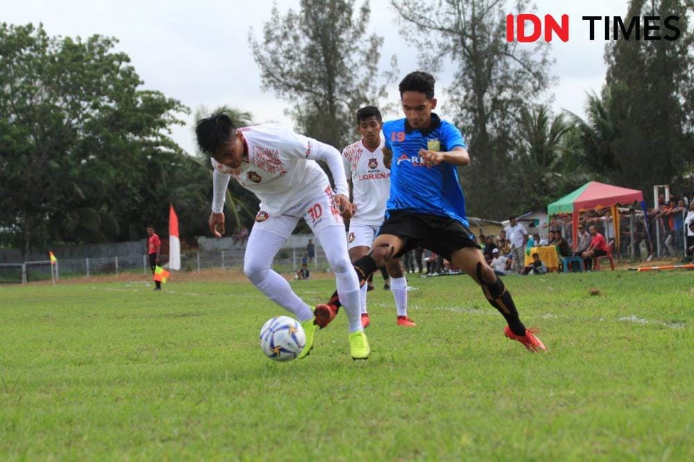 Handoko melewati pemain PSLS saat berlaga di Lhokseumawe (IDN Times/Doni Hermawan)