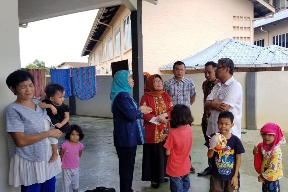 Tim dari Sumut menjemput Mida yang sempat terlantar di Hutan Malaysia bersama lima anaknya (dok Humas Sumut)