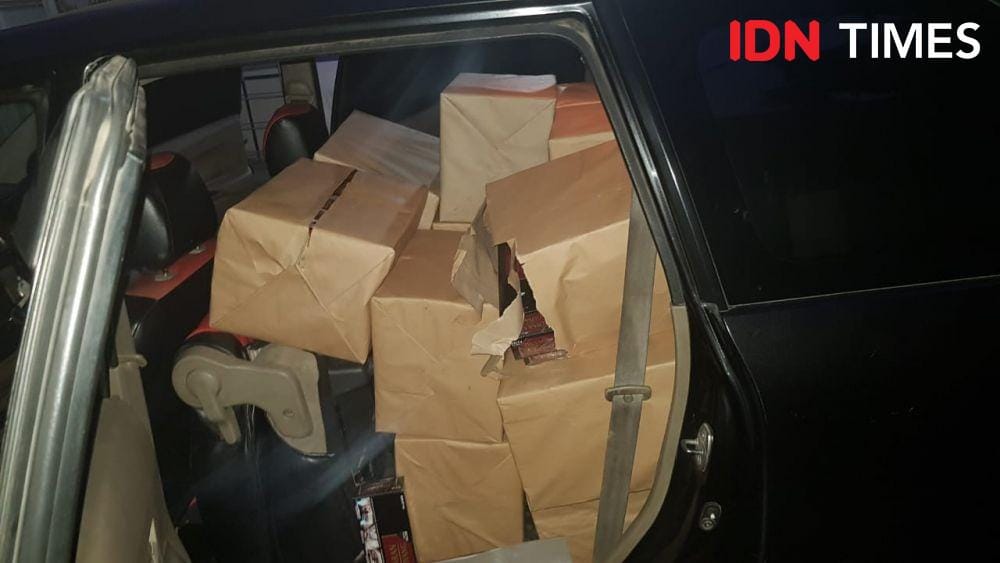 Bea Cukai Kudus berhasil mengamankan satu unit kendaraan dan dua pelaku pembawa rokok ilegal. Keduanya ditangkap di Jalan Kudus – Semarang pada 2 Desember 2019 kemarin. Dok. Bea Cukai Kudus