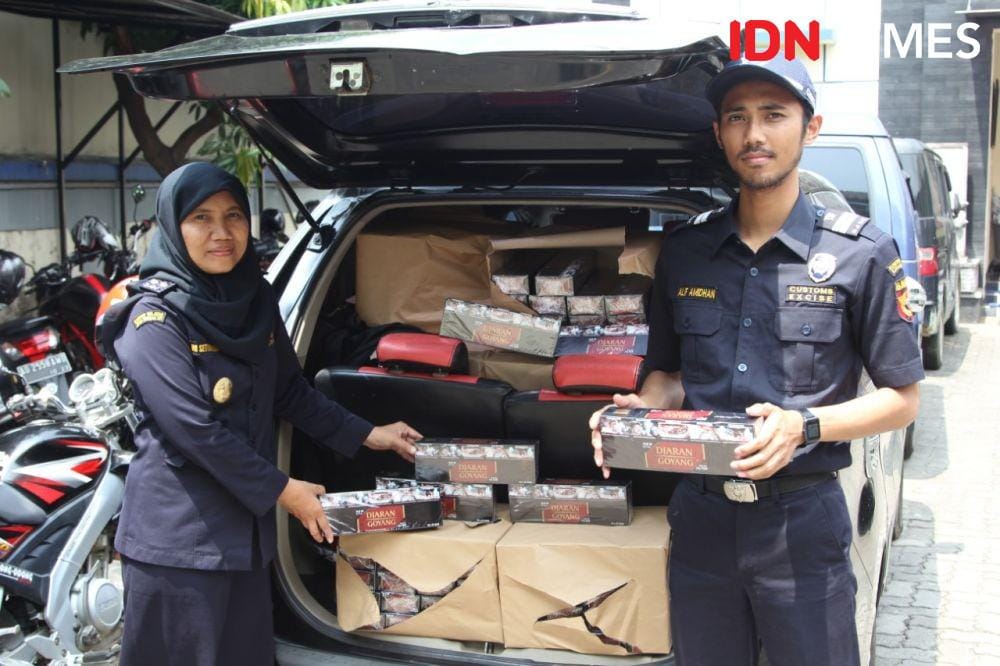 Bea Cukai Kudus berhasil mengamankan satu unit kendaraan dan dua pelaku pembawa rokok ilegal. Keduanya ditangkap di Jalan Kudus – Semarang pada 2 Desember 2019 kemarin. Dok. Bea Cukai Kudus