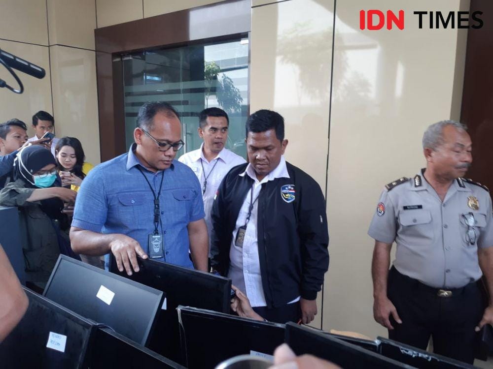 Dirreskrimsus Polda Jatim, Kombes Pol Gidion Arif Setyawan saat gelar rilis kasus peretasan di Mapolda Jatim, Selasa (3/12). IDN Times/Ardiansyah Fajar