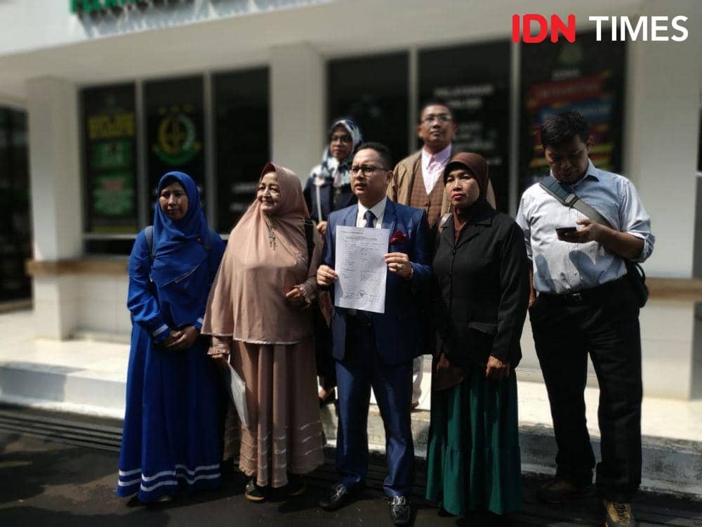 Korban First Travel didampingi Kuasa Hukumnya, Pitra Romadoni Nasution melapor ke Kejaksaan Agung. (IDN Times/Axel Joshua Harianja)