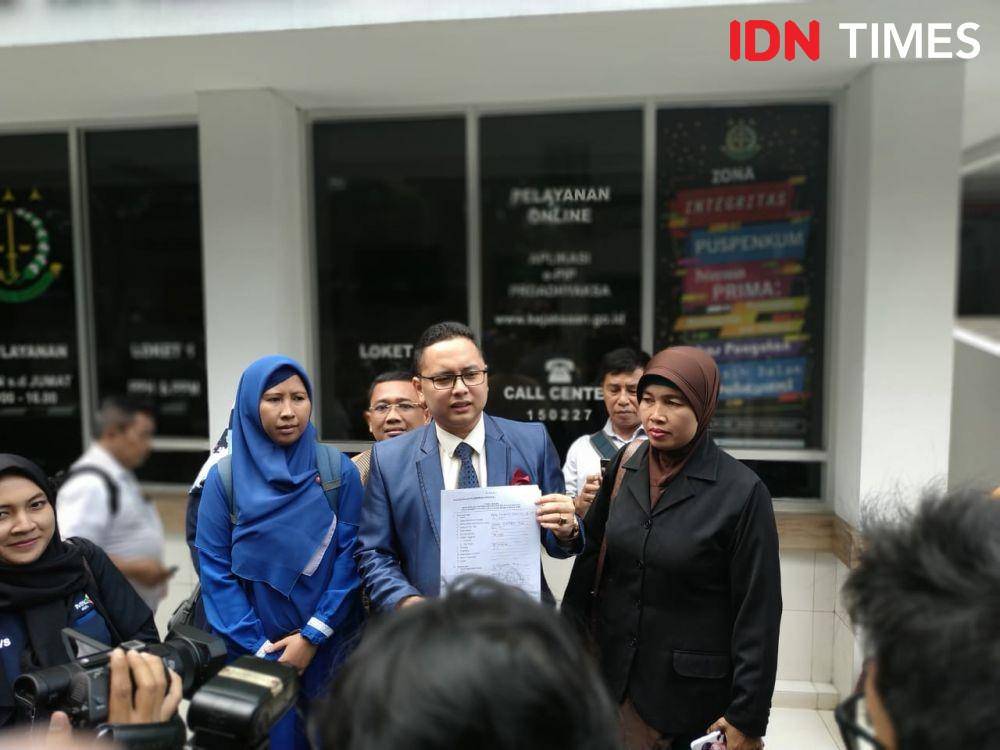 Korban First Travel didampingi Kuasa Hukumnya, Pitra Romadoni Nasution melapor ke Kejaksaan Agung. (IDN Times/Axel Joshua Harianja)
