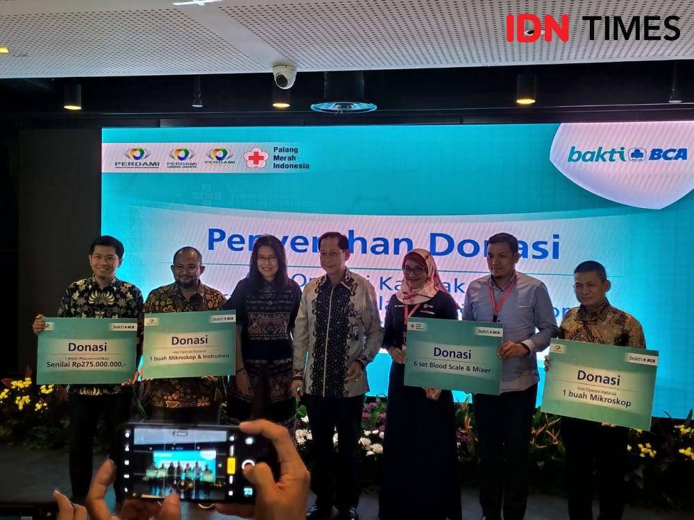 Penyerahan Donasi Alat Operasi Katarak dan Sarana Pengambilan Darah Donor oleh BCA (IDN Times/Aldzah Fatimah Aditya)