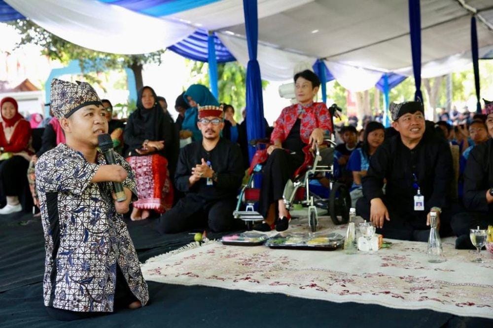 Achmad Zulkarnain, penyandang disabilitas yang terkenal dengan fotografer tanpa tangan dan kaki memberi semangat saat Festival Kita Bisa di Banyuwangi. IDN TImes/Istimewa